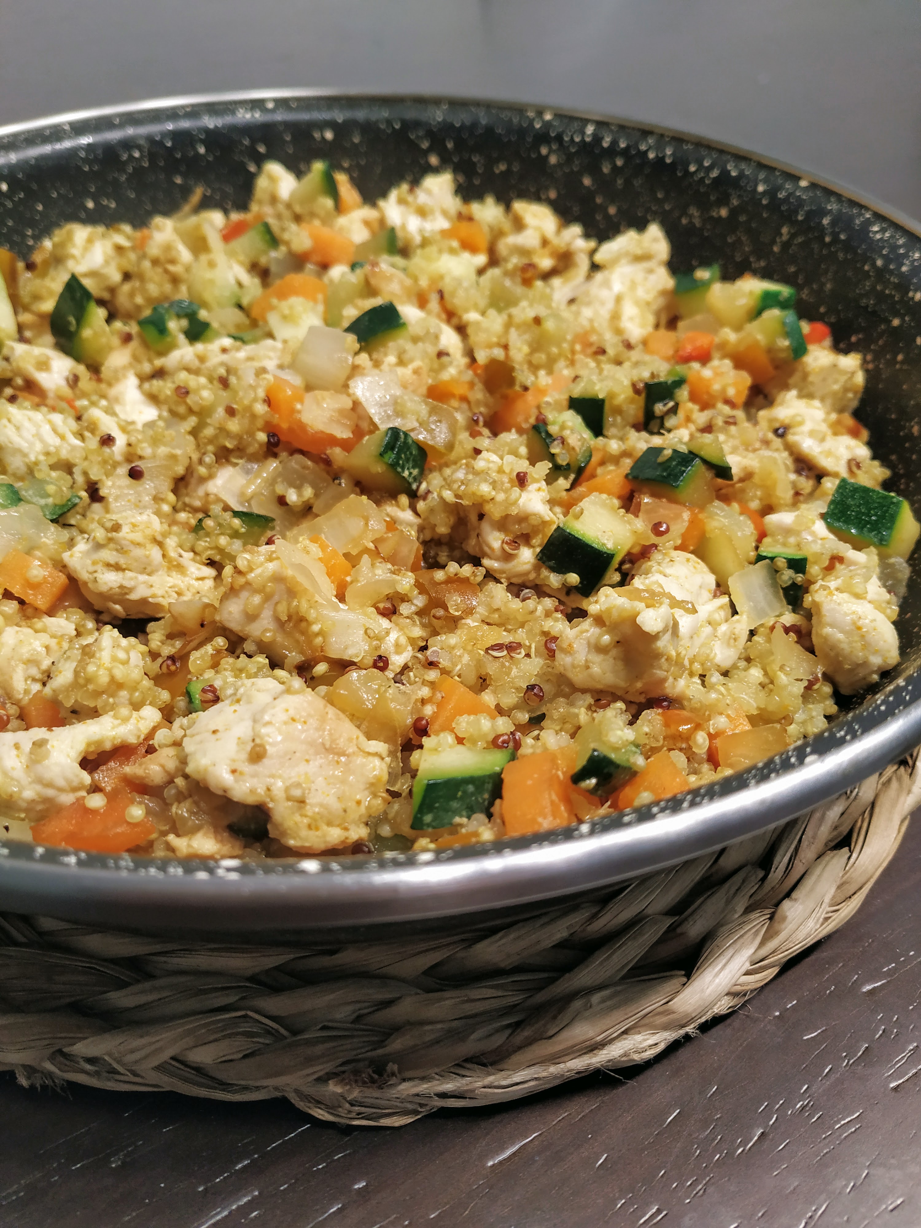MARTES: Salteado de verduras con pollo al curry y quinoa, entrenamiento